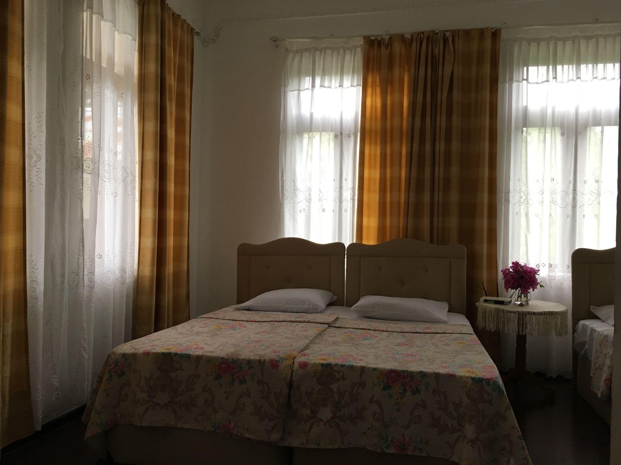 White Guest House Batumi Exteriör bild