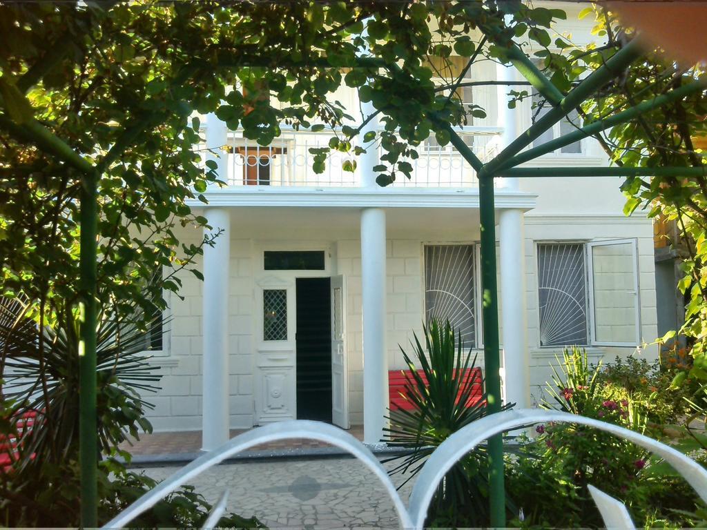 White Guest House Batumi Exteriör bild