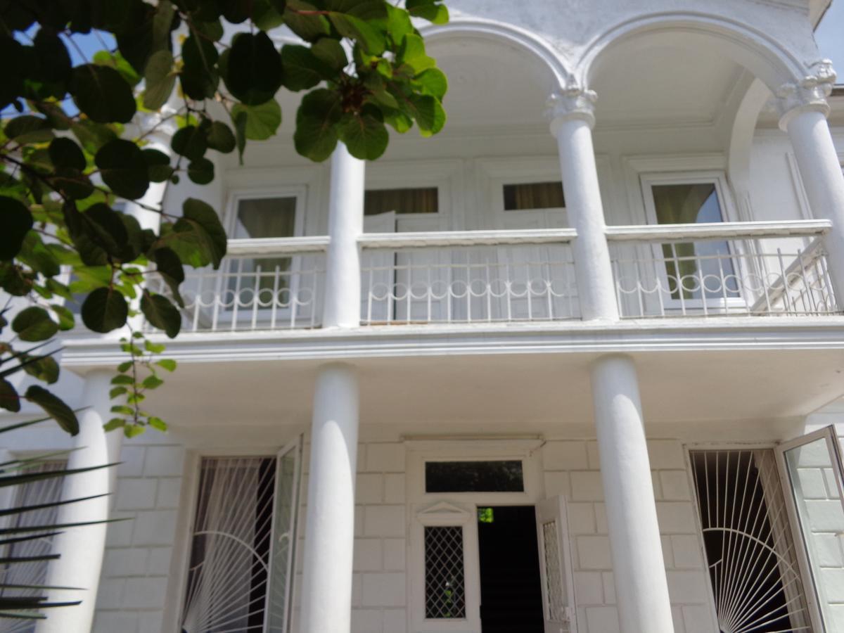 White Guest House Batumi Exteriör bild